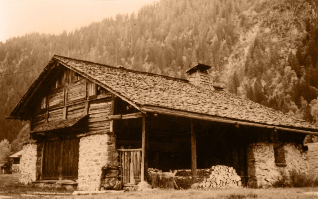Photo d'epoque d'une vieille ferme savoyarde