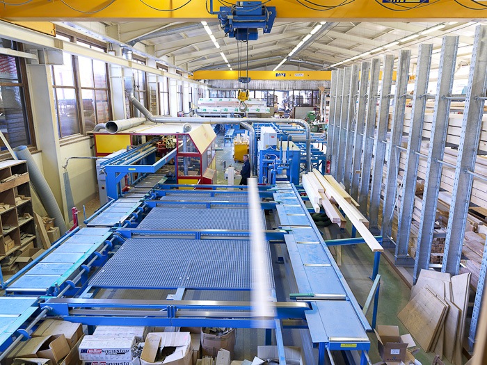 Photo d'une machine K2 de taillage de charpente bois, dans les ateliers de l'entreprise Grosset-Janin.