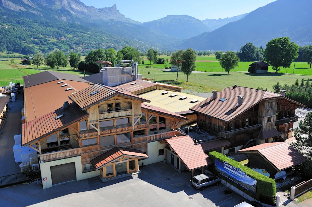Vue aérienne des locaux et ateliers de l'entreprise Grosset-Janin à Domancy, constructeur de chalet sur mesure.