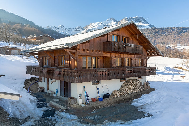 Photo d'un chalet avant rénovation.