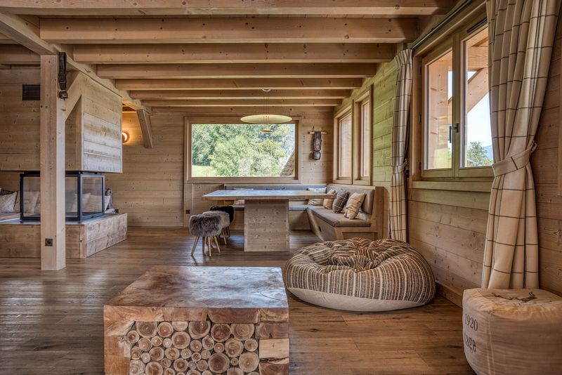 Rénovation chalet bois complète. Charpente apparente. Projet sur mesure.