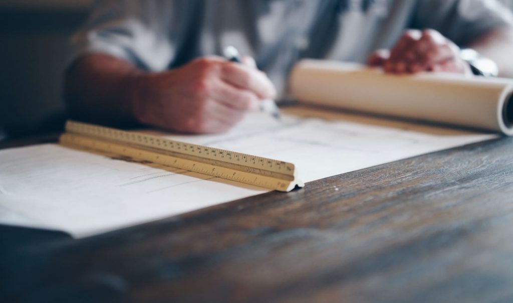 Photo du travail de dessin d'un architecte.