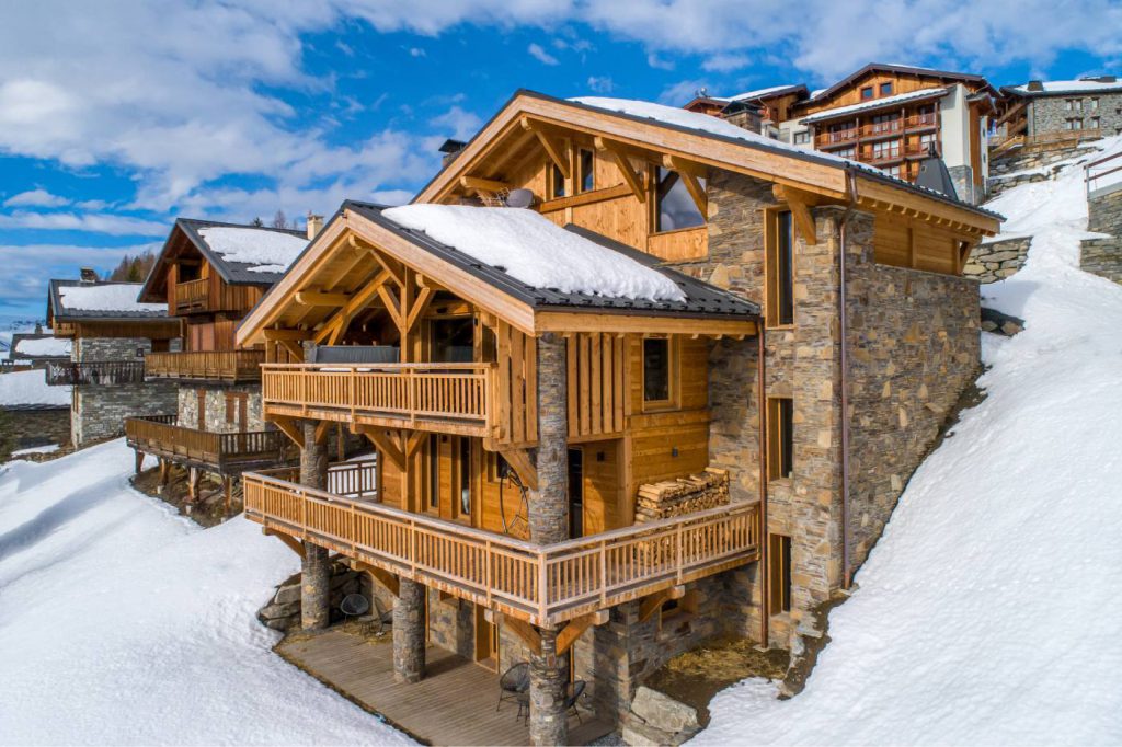 Chalet sur mesure bois et pierres sur trois étages avec large terrasse à La Rosière, en Savoie