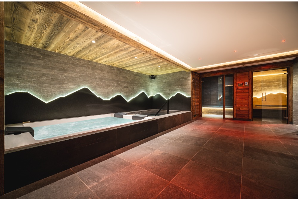 Espace détente avec piscine intérieure dans un chalet contemporain
