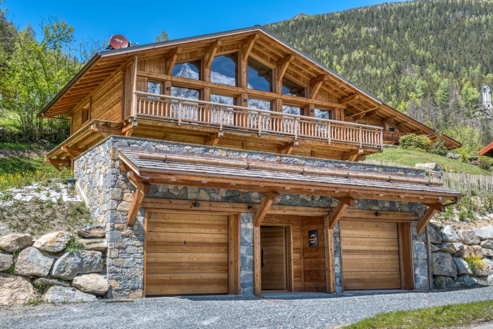 Chalet sur mesure en mélèze éclaté situé aux Houches, avec garage double
