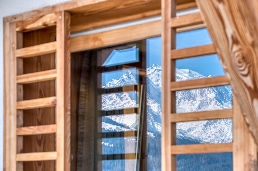 Fenêtre a claustras dans un chalet bois, Megève