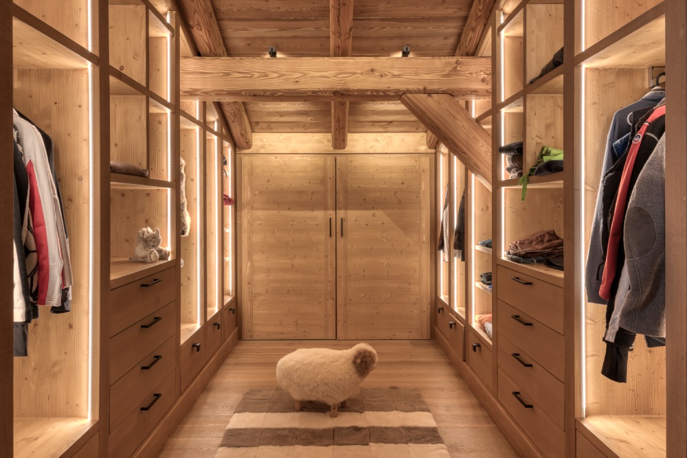 Dressing tout bois entièrement réalisé sur mesure, dans un chalet poteau poutre