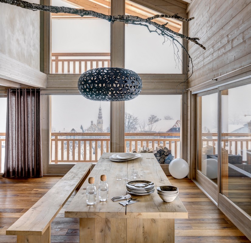Intérieur chalet bois sur mesure, pièce de vie avec grandes baies vitrées toute hauteur